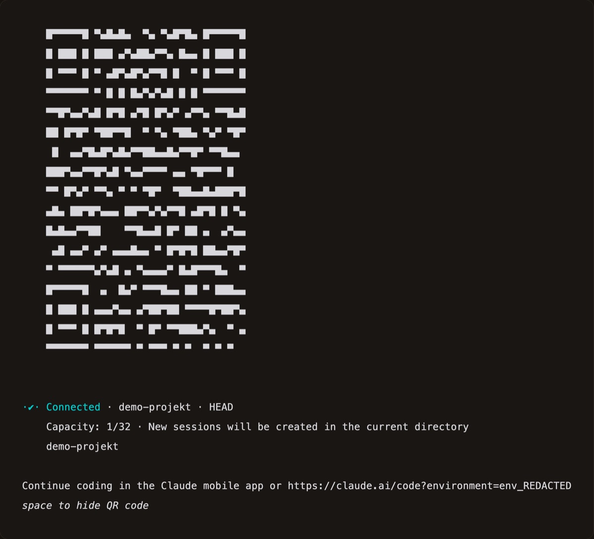 Ein Terminal mit einem großen QR-Code, darunter „Connected · demo-projekt · HEAD“ und der Hinweis „Continue coding in the Claude mobile app“.